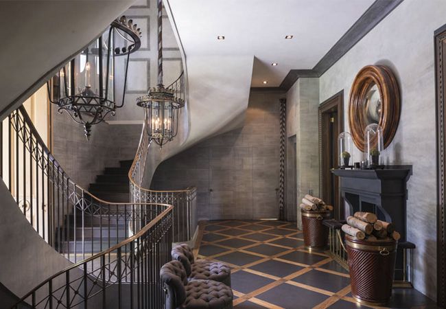 Anouska Hempel hallway